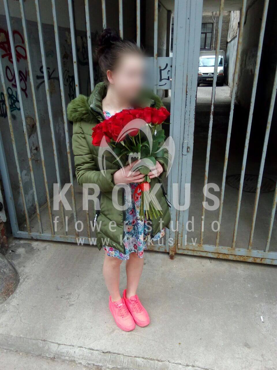 Deliver flowers to Latvia (red roses)