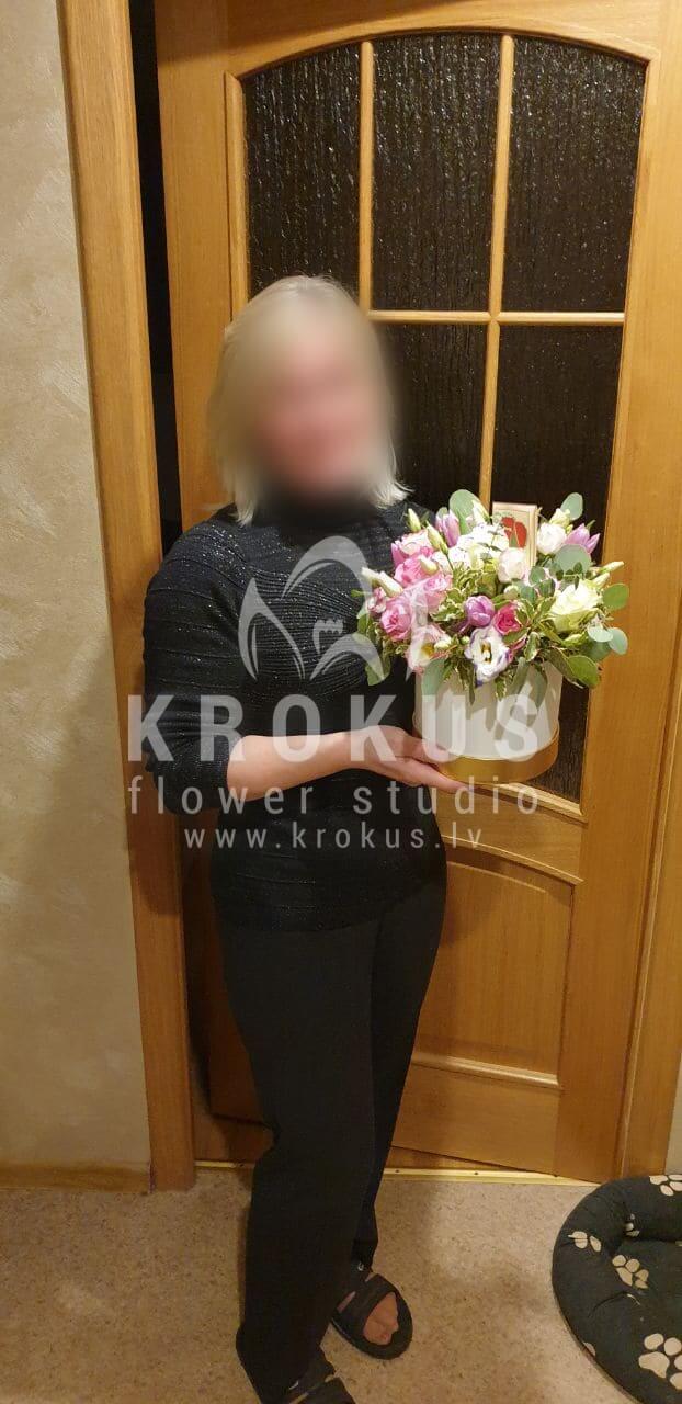 Ziedu piegāde Latvia Rīga (rozā rozestulpesneļķesstilīga kastītebaltas rozeseikaliptswaxflower)