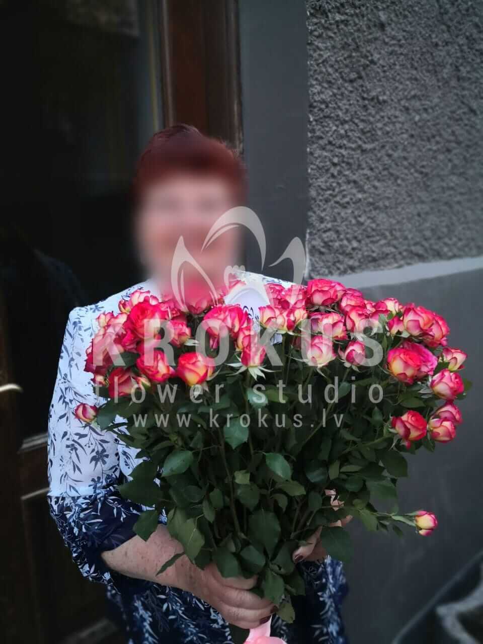 Доставка цветов в город Рига (розовые розыбелые розыкрасные розы)