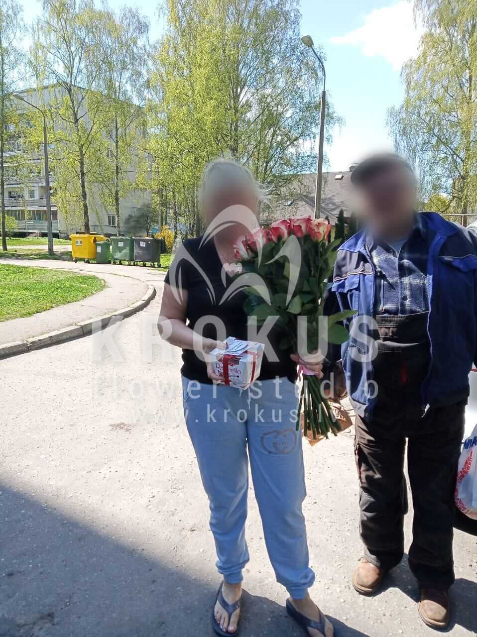 Доставка цветов в город Jūrmala (двухцветные розы)