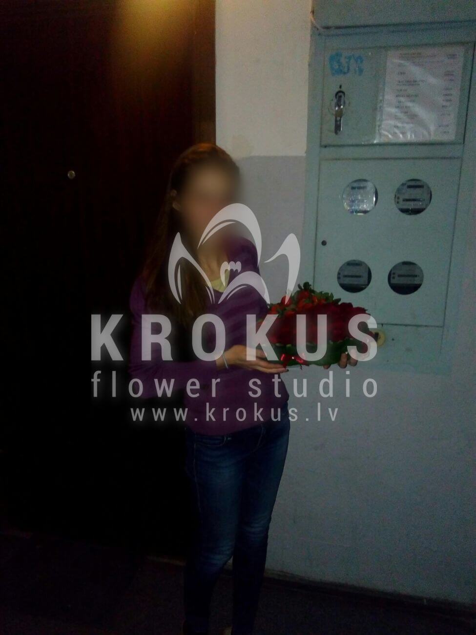 Deliver flowers to Latvia (salalred roses)
