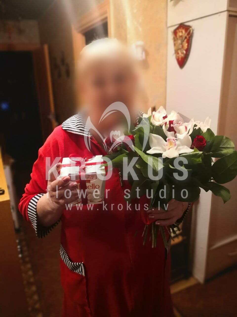 Deliver flowers to Rīga (orchidssalalred roses)