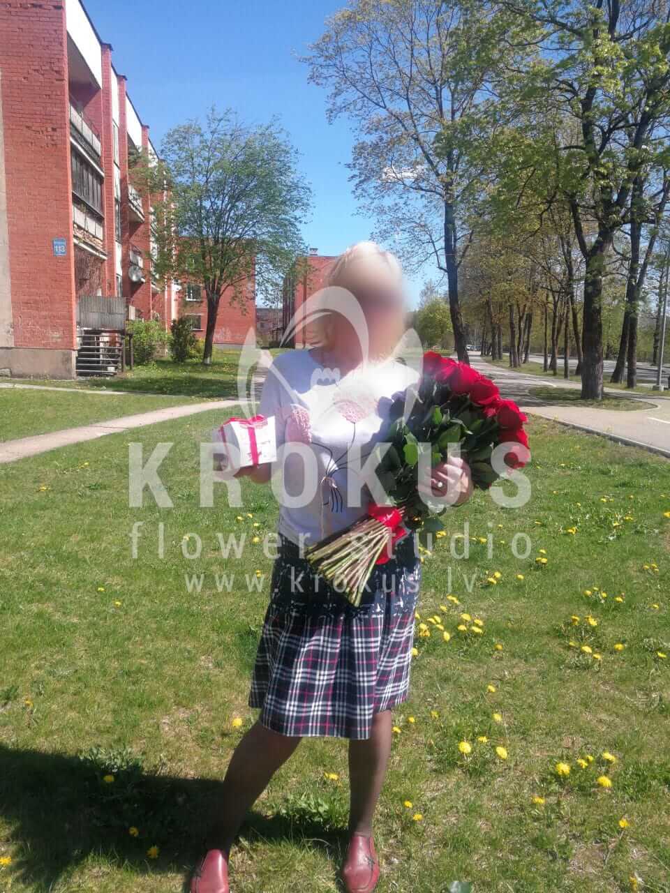 Deliver flowers to Lībieškalns (red roses)