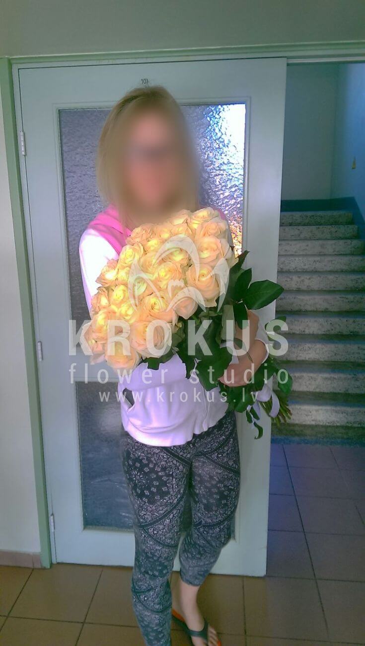 Deliver flowers to Latvia (white roses)