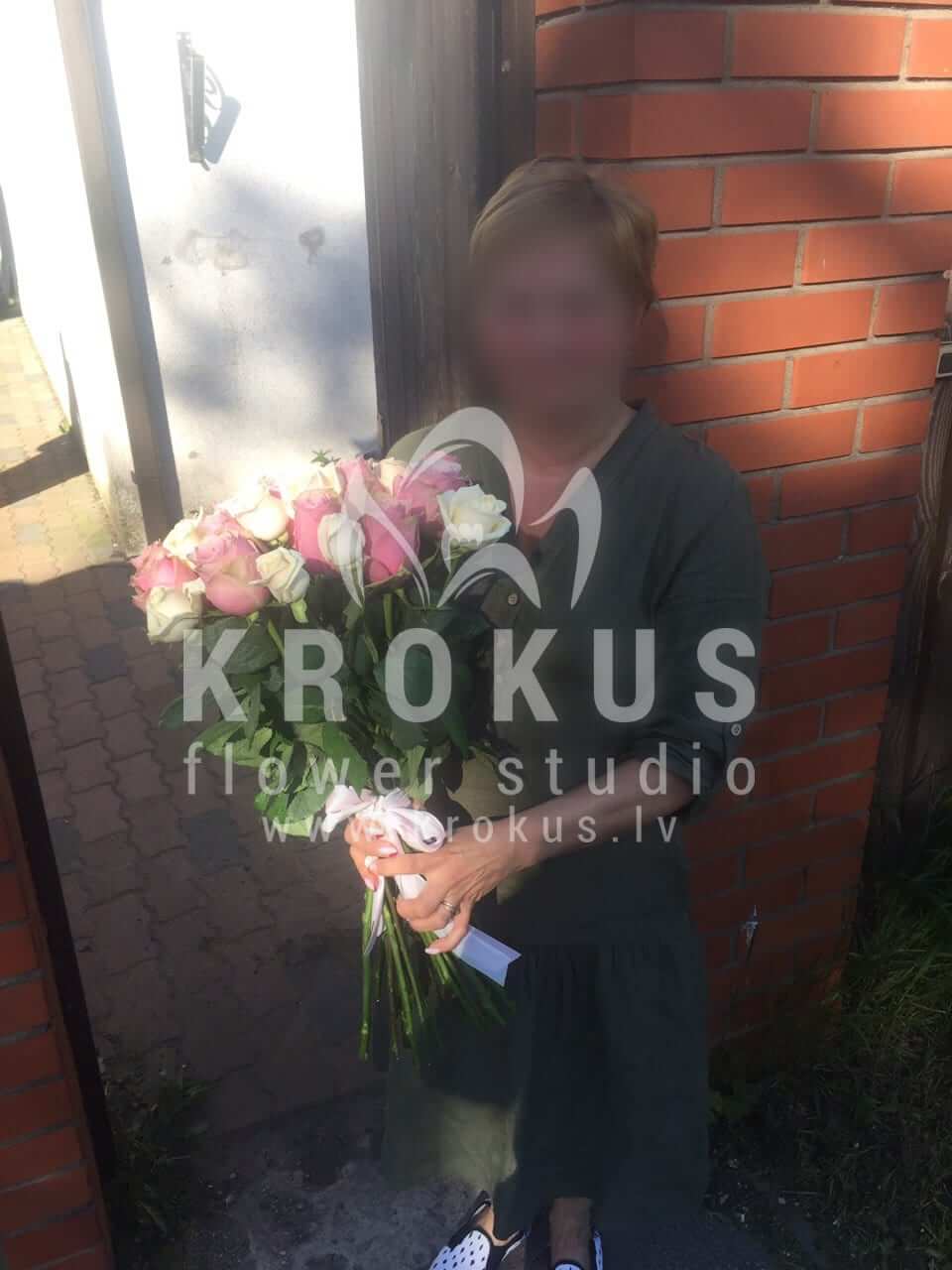Доставка цветов в город Рига (розовые розыбелые розы)