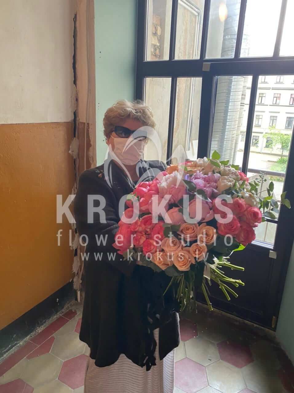 Доставка цветов в город Рига (подсолнухиэвкалиптхризантемыдвухцветные розыпионы)