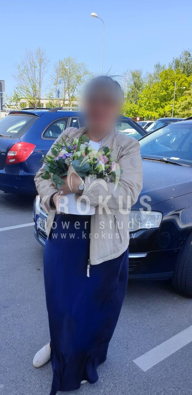 Ziedu piegāde Latvia Salaspils (rozā rozestulpesneļķesstilīga kastītebaltas rozeseikaliptswaxflower)