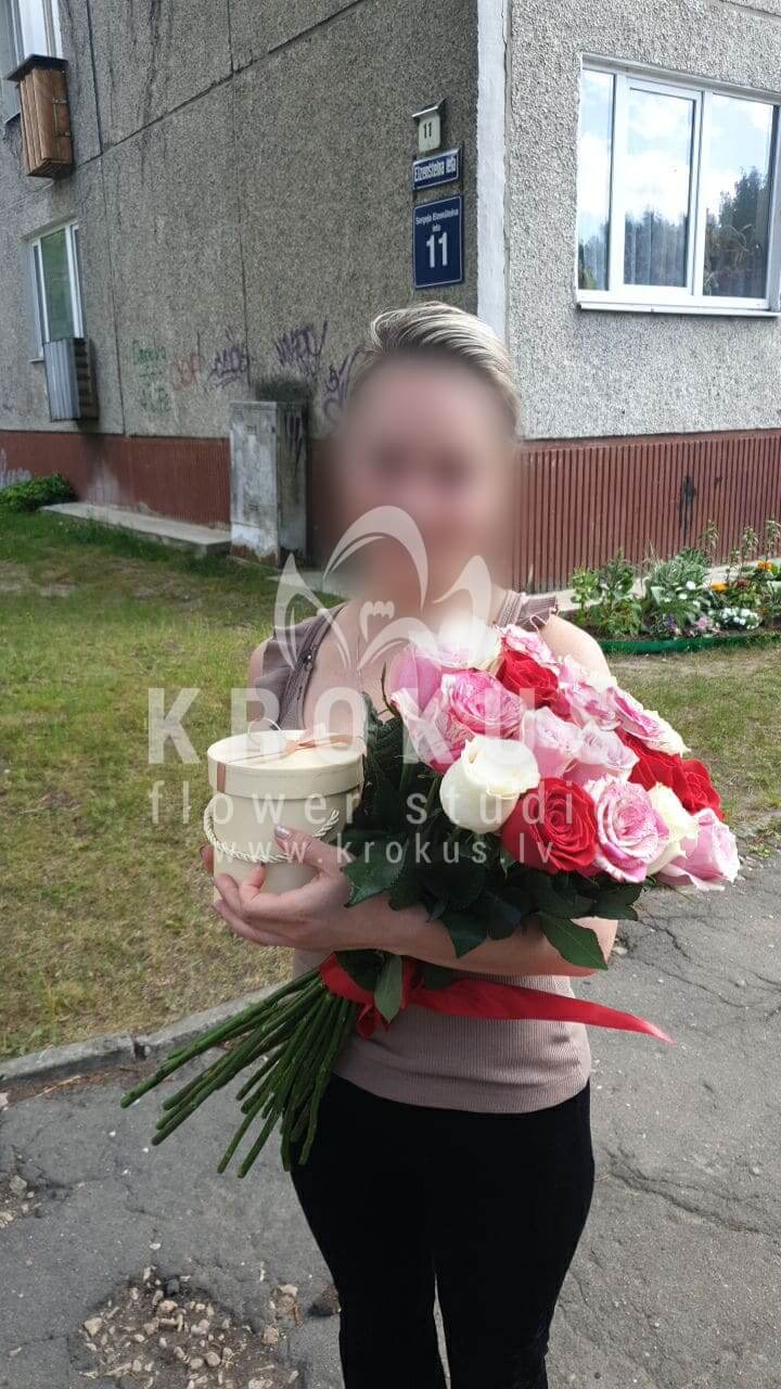 Deliver flowers to Rīga (pink roseswhite rosesred roses)
