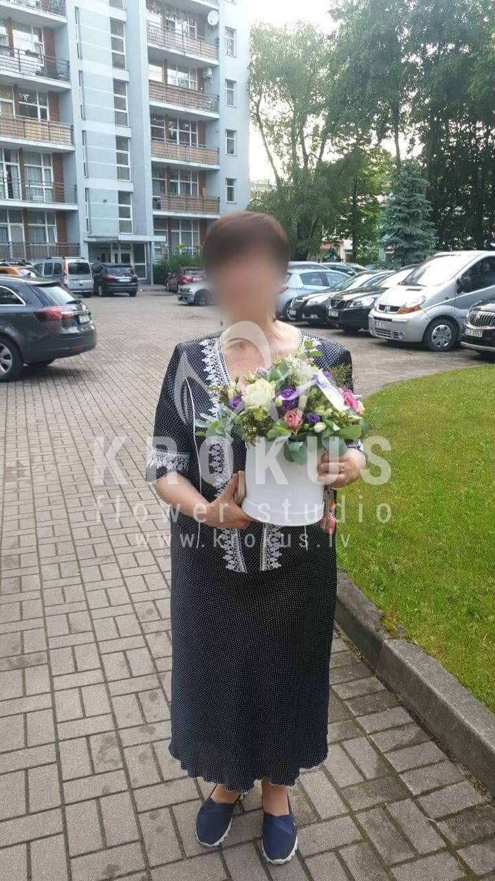 Ziedu piegāde Latvia Rīga (rozā rozestulpesneļķesstilīga kastītebaltas rozeseikaliptswaxflower)