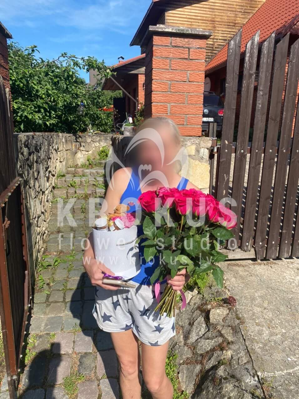 Deliver flowers to Priedkalne (pink roses)