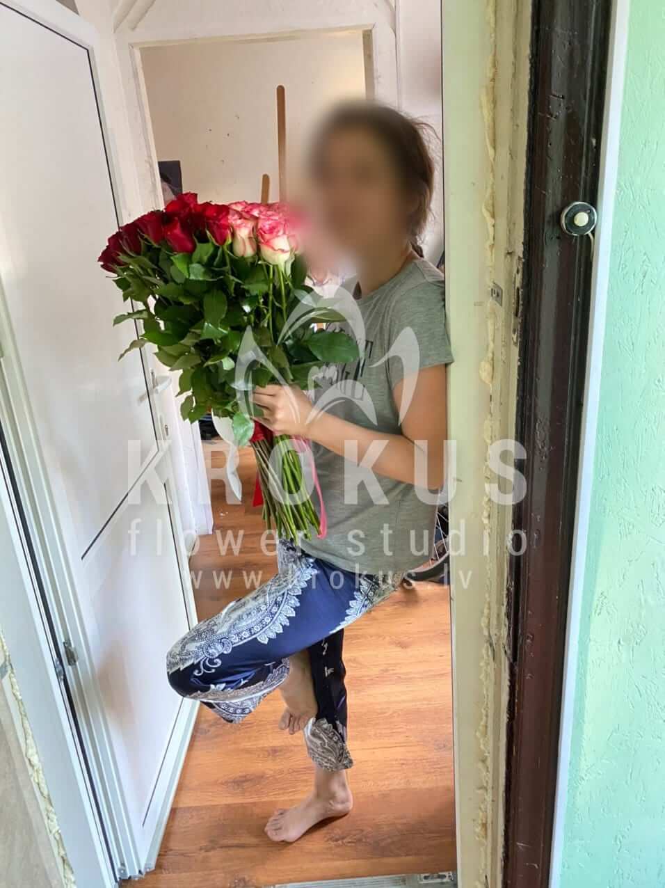 Deliver flowers to Rīga (pink roseswhite rosesred roses)