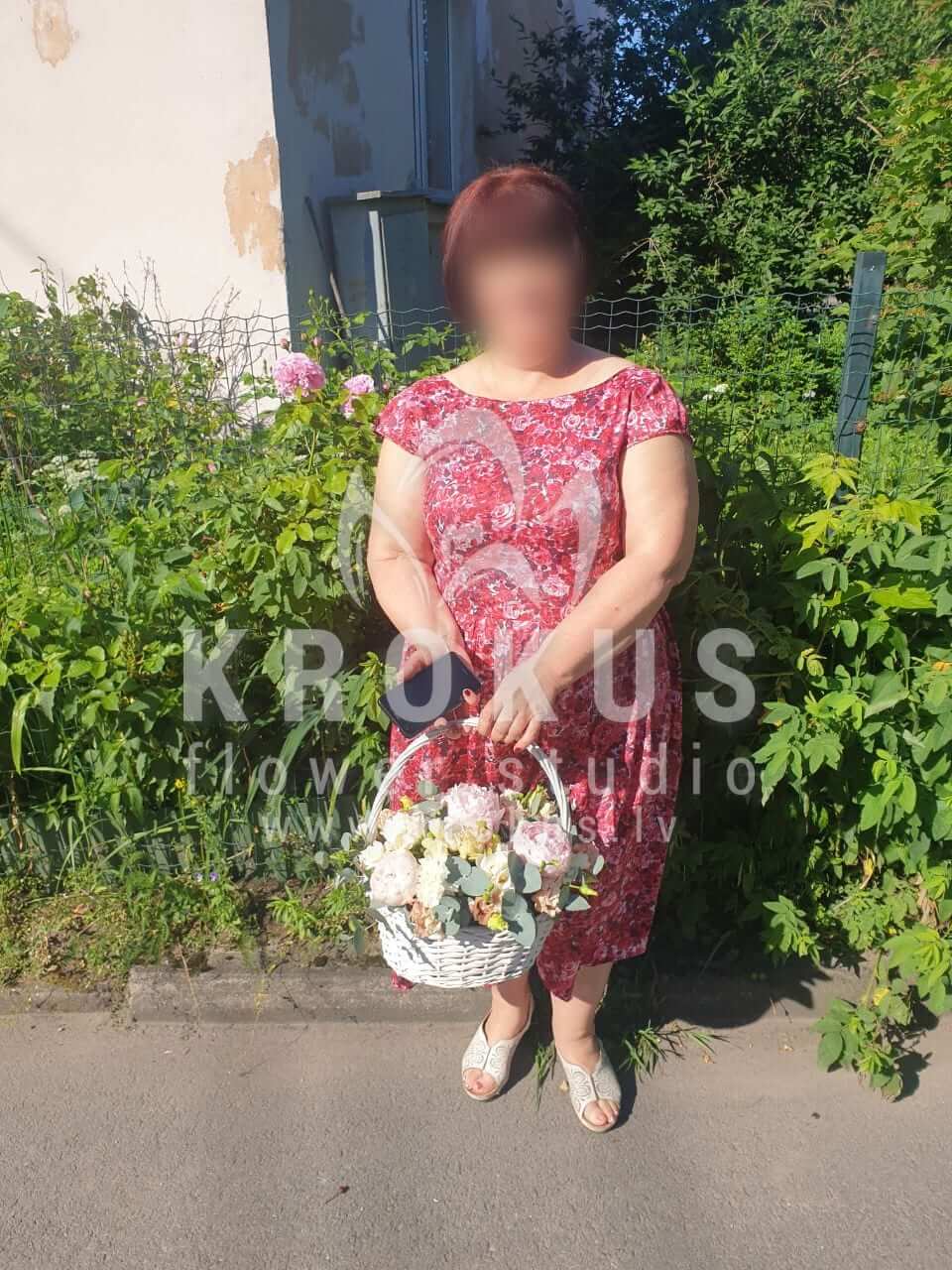 Ziedu piegāde Latvia Rīga (frēzijaslimonijaneļķeskrēmkrāsas rozeseikaliptspeonijaslizantes)