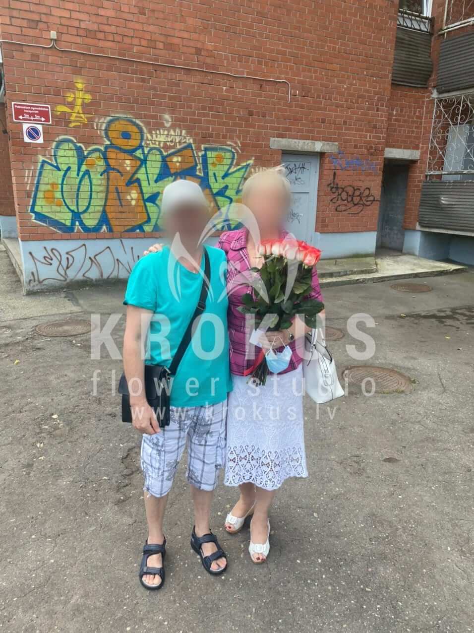 Ziedu piegāde Latvia Rīga (krūmrozesmatiolakrēmkrāsas rozeseikaliptspeonveidīgās rozeshortenzijaspeonijaslizantes)