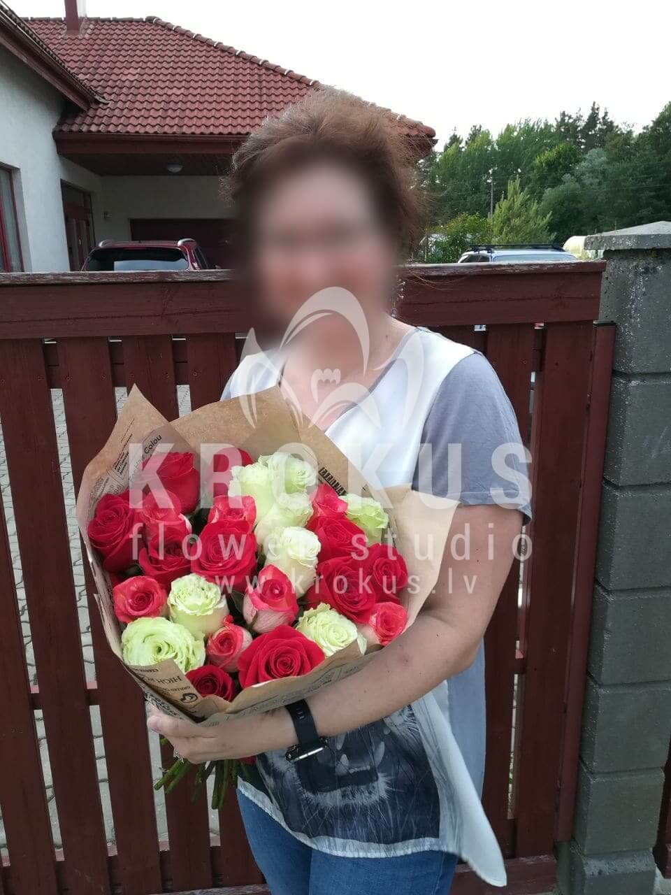 Доставка цветов в город Daugavmala (розовые розыбелые розыкрасные розы)