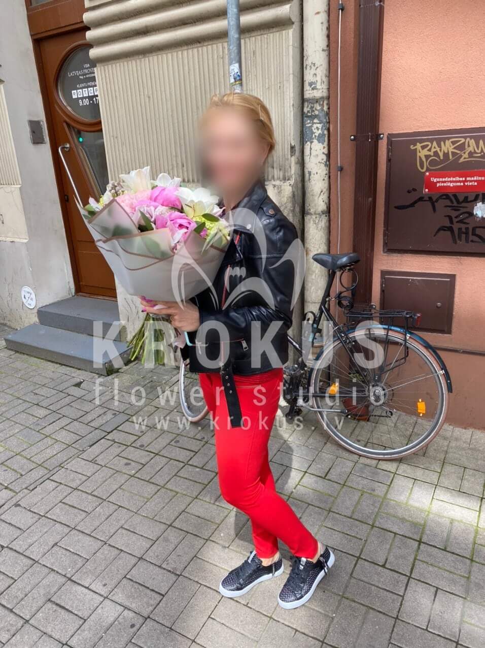 Deliver flowers to Rīga (decorfreesiacottongum treehypericumbicolor roses)