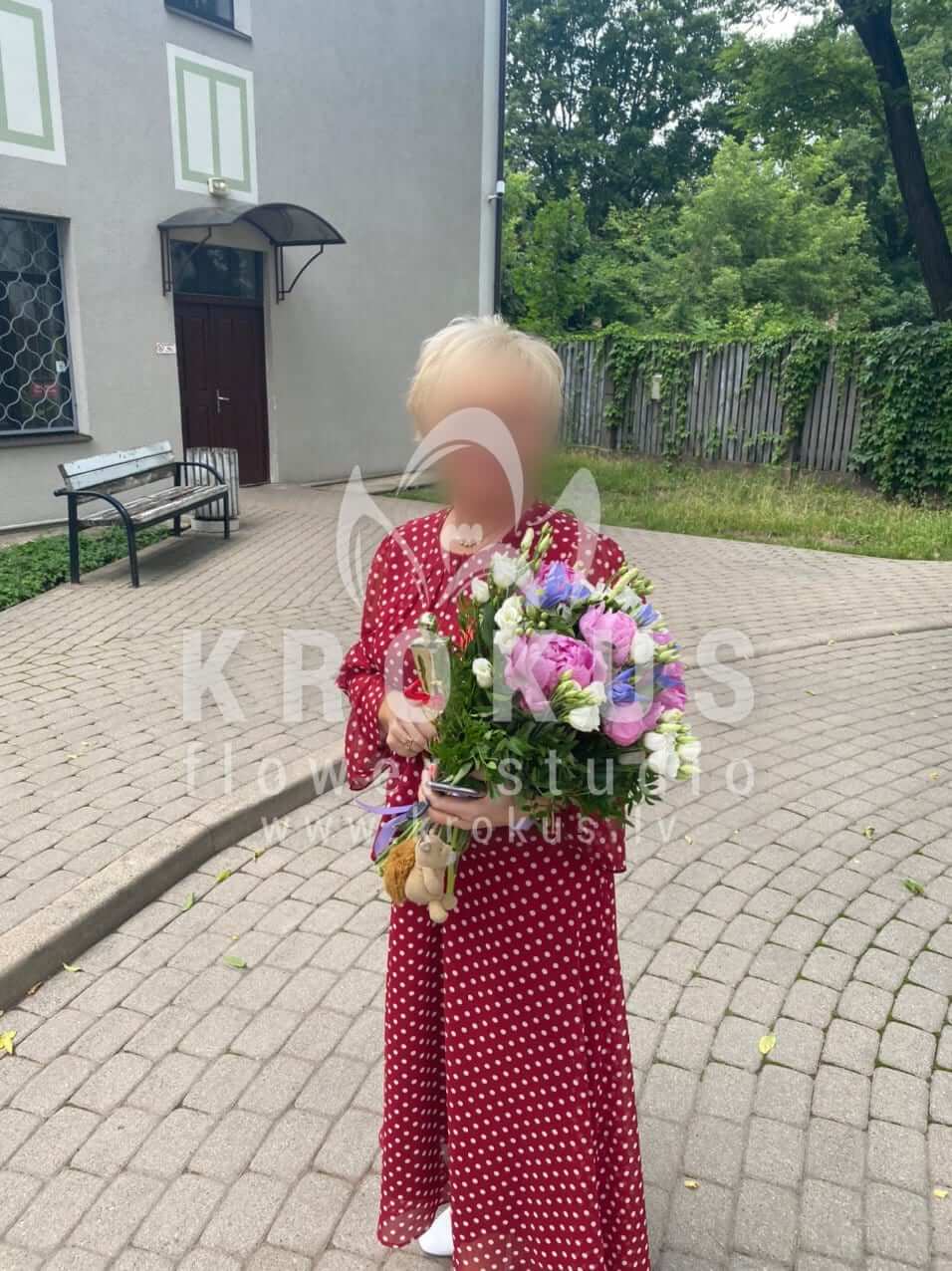 Deliver flowers to Rīga (pistaciairisespeonieslisianthuses (eustoma))