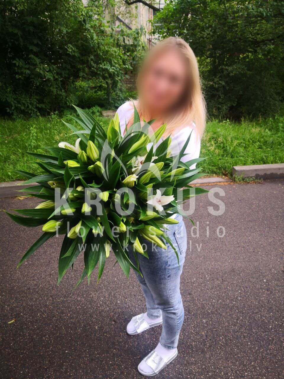 Deliver flowers to Rīga (lilies)