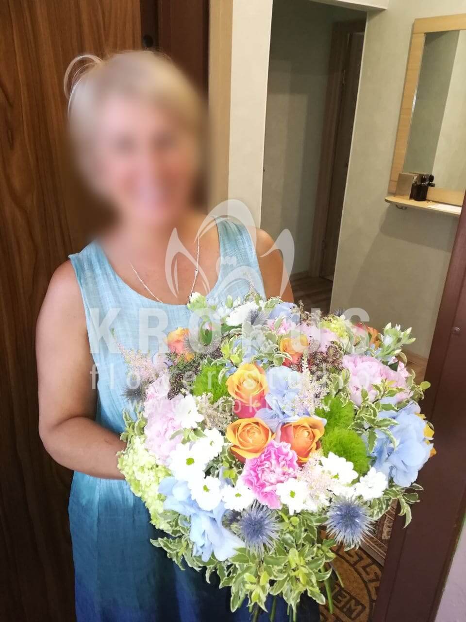 Deliver flowers to Rīga (limoniumclovesgoldenrodveronicachrysanthemumsculantrohydrangeasbicolor rosescheesewood)