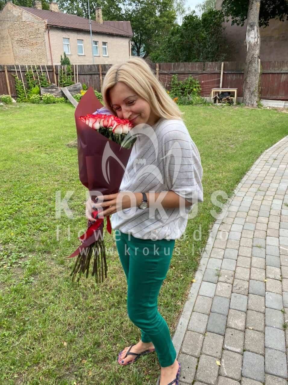 Доставка цветов в город Рига (кустовые розыматтиолакремовые розыэвкалиптпионовидные розыгортензиилизиантусы (эустома)пионы)