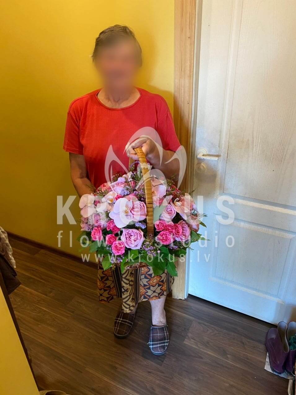 Deliver flowers to Latvia (shrub rosespink rosesorchidsstaticewaxflowersalal)