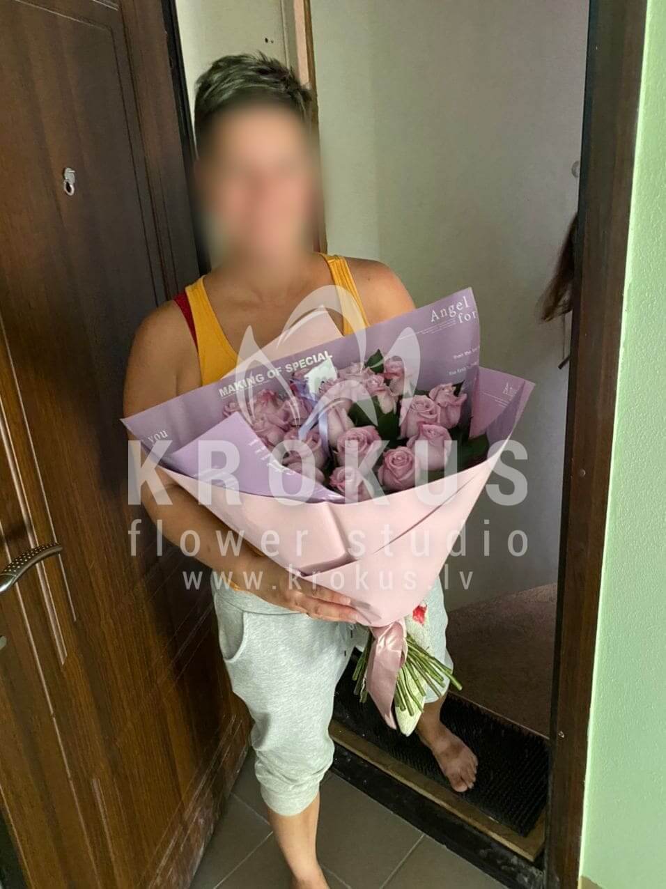 Deliver flowers to Piņķi (bicolor roses)