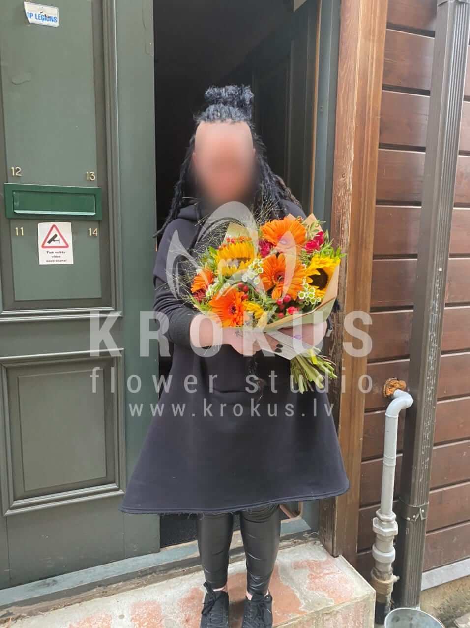 Deliver flowers to Rīga (shrub rosessunflowersmeadow flowersgoldenrodchrysanthemumshypericumdaisies)