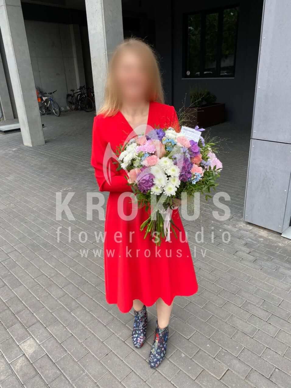 Deliver flowers to Rīga (limoniumclovesgoldenrodculantroveronicachrysanthemumshydrangeasbicolor rosescheesewood)