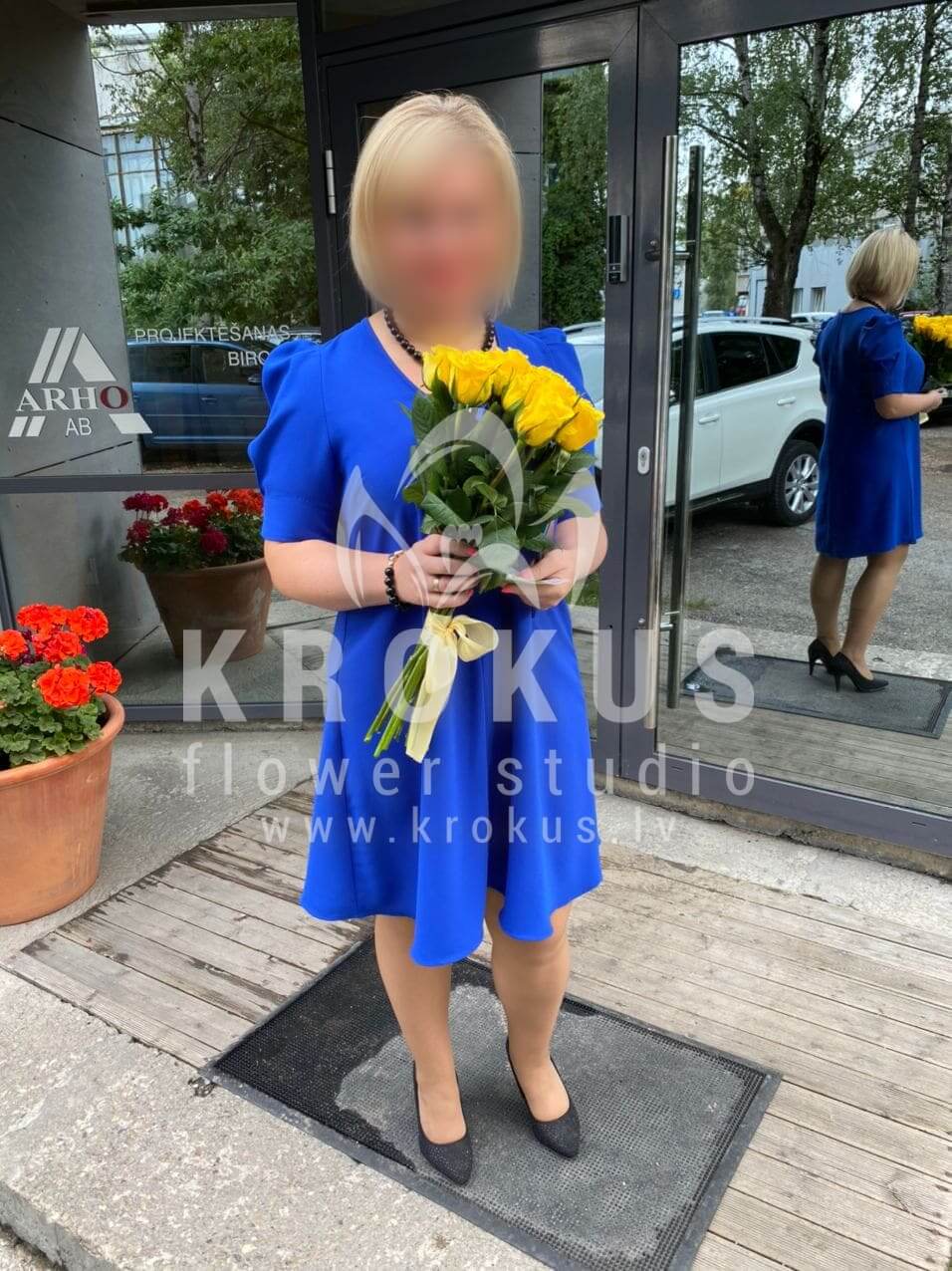 Deliver flowers to Rīga (yellow roses)