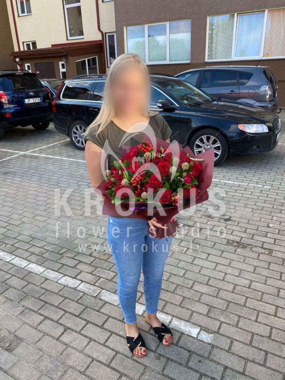 Доставка цветов в город Salaspils (скимиягвоздикигиперикумлеукадендронсалалкрасные розыаспидистра)