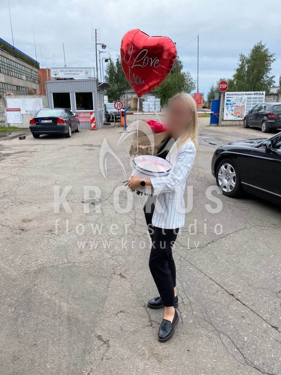 Доставка цветов в город Рига (коробкарозовые розы)