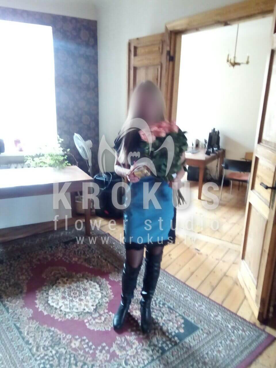 Ziedu piegāde Latvia Latvia (rozā rozesdivkrāsu rozes)