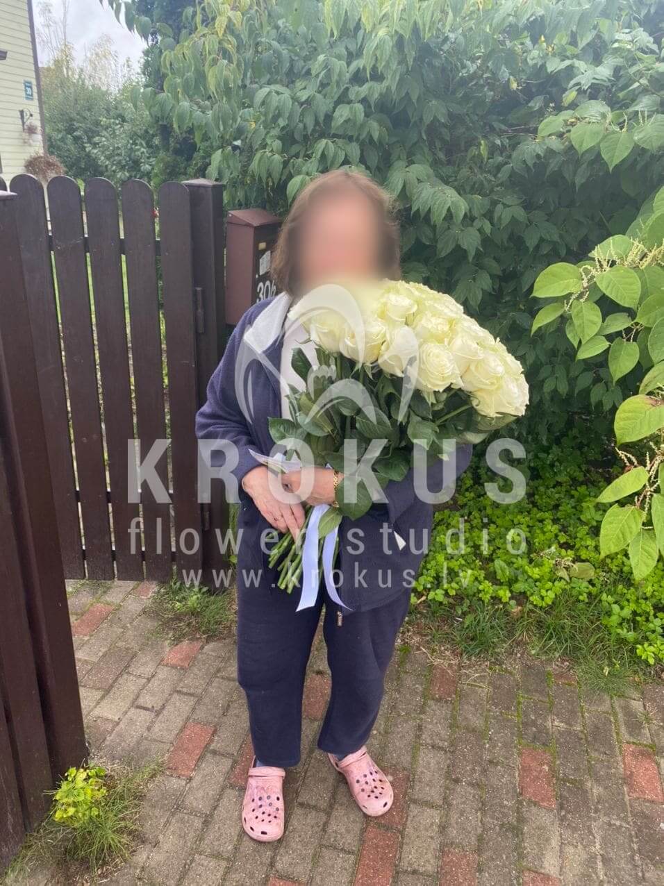 Deliver flowers to Mārupe (white roses)