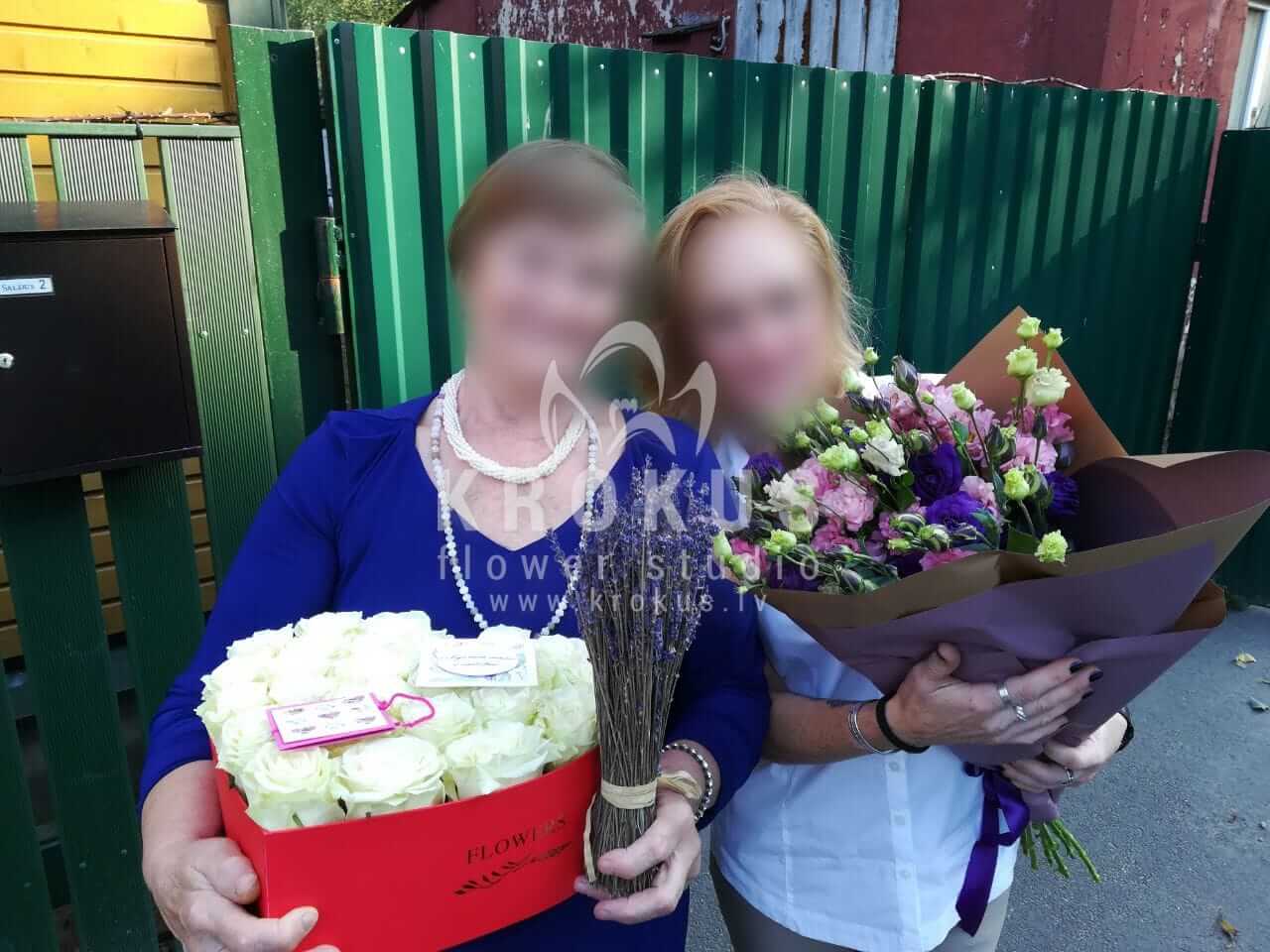 Доставка цветов в город Рига (луговые цветыстильная коробкабелые розылавандализиантусы (эустома))