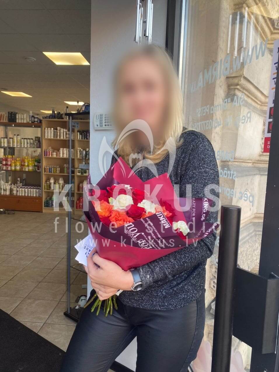 Ziedu piegāde Latvia Rīga (rozā rozesbaltas rozesoranžas rozesdzeltenas rozessarkanas rozes)