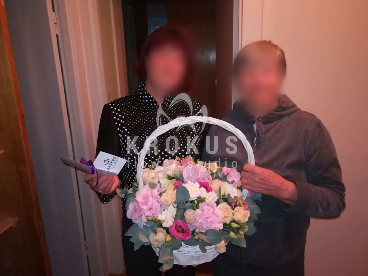 Ziedu piegāde Latvia Rīga (frēzijaslimonijaneļķeskrēmkrāsas rozeseikaliptspeonijaslizantes)