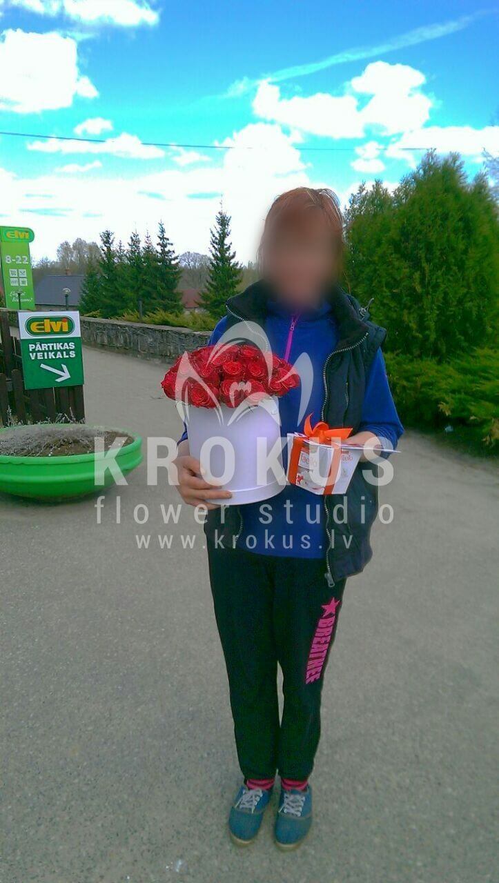Доставка цветов в город Latvia (коробкакрасные розы)