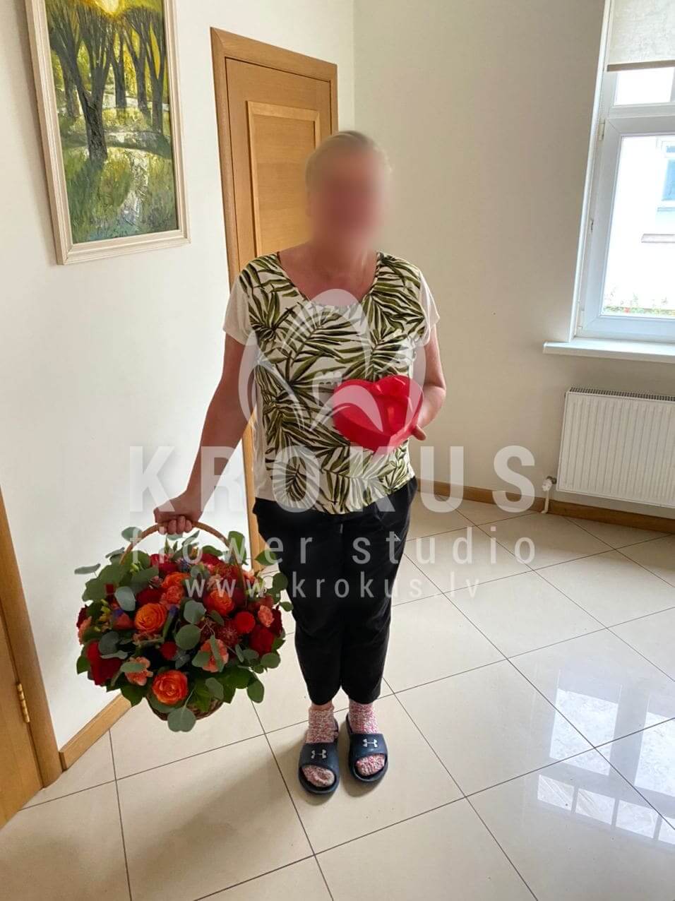 Ziedu piegāde Latvia Rīga (frēzijasoranžas rozeskrēmkrāsas rozesleikodendronieikaliptssarkanas rozes)