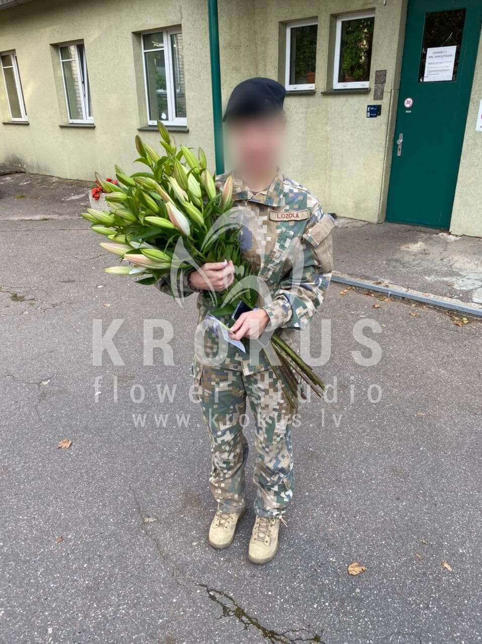 Deliver flowers to Rīga (lilies)