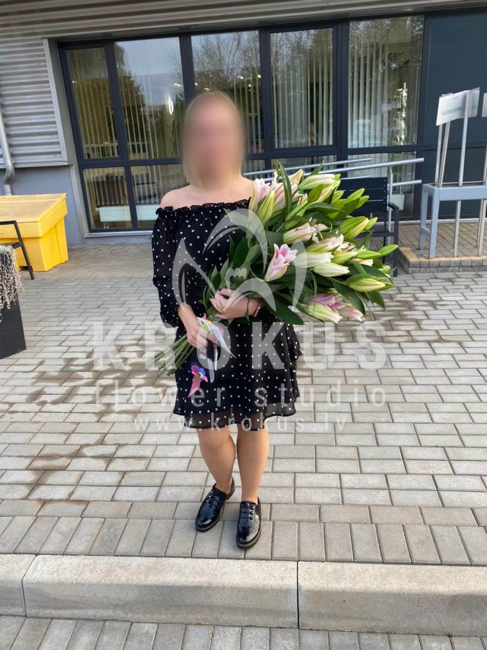 Deliver flowers to Rīga (lilies)