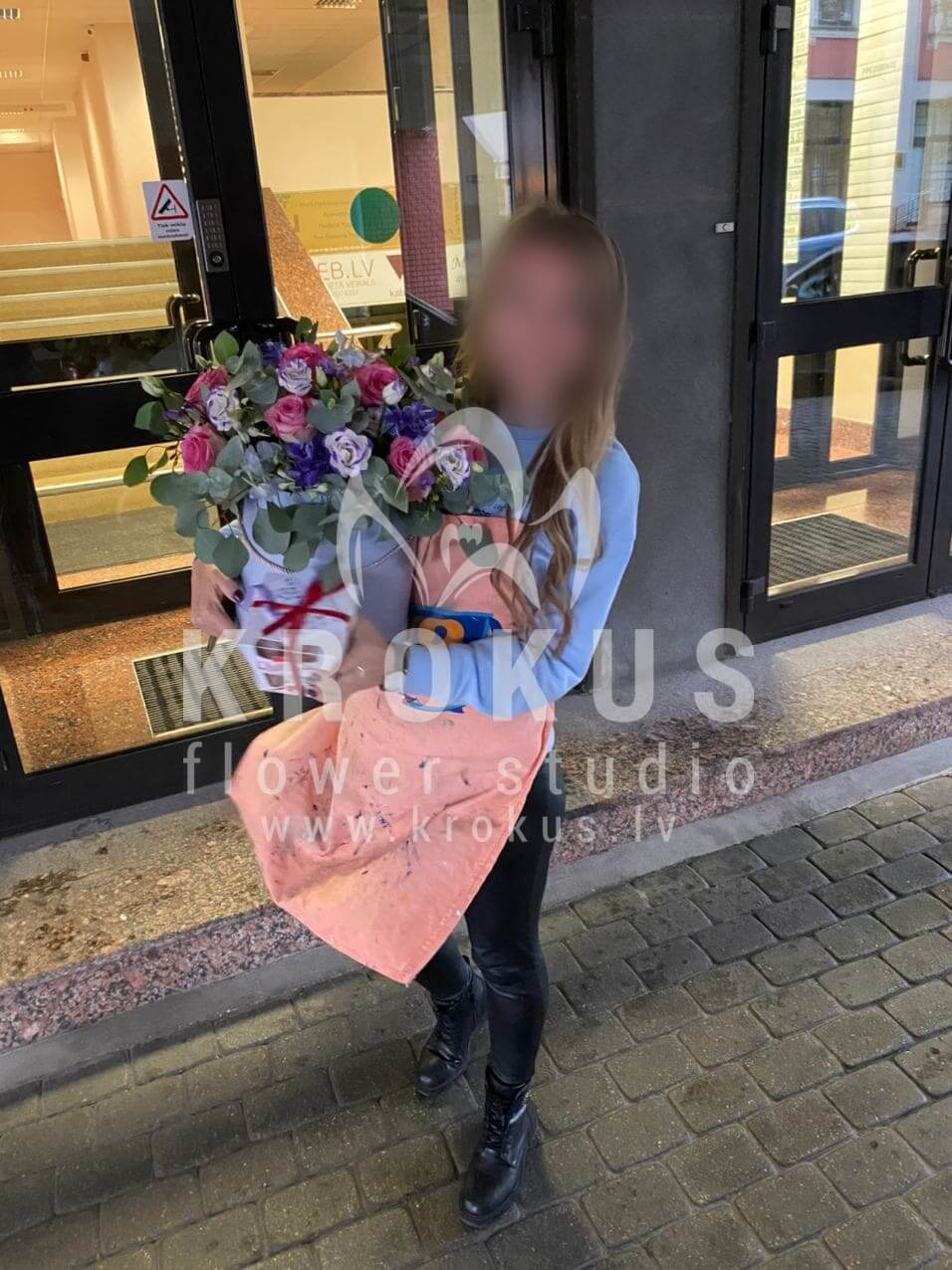 Доставка цветов в город Рига (коробкарозовые розыфрезиидельфиниумэвкалиптлизиантусы (эустома))