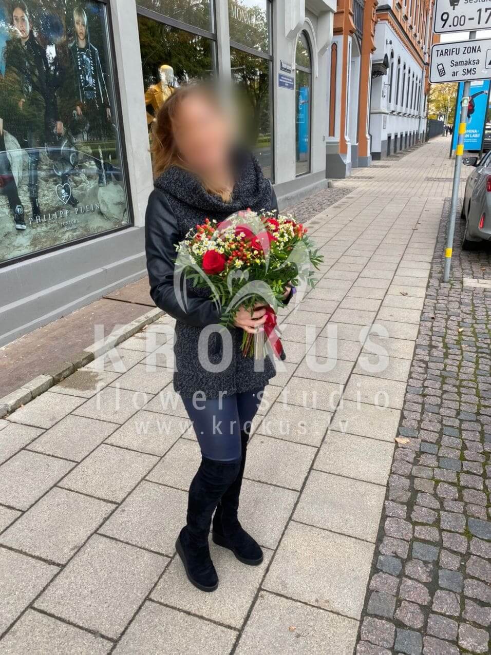 Ziedu piegāde Latvia Mārupe (pistācijakumelītehypericumsarkanas rozes)