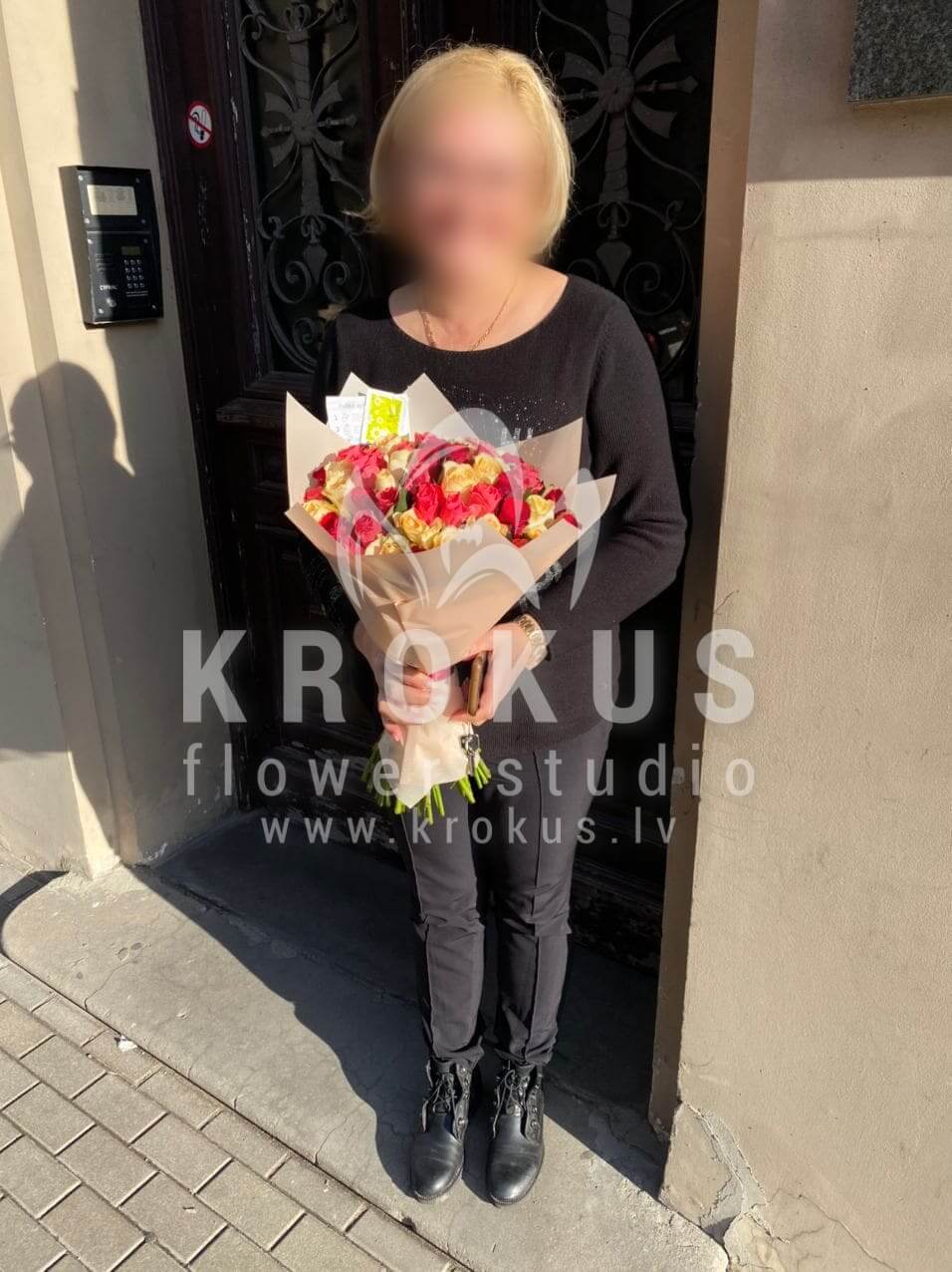 Deliver flowers to Rīga (pink roseswhite rosesorange rosesred rosesyellow roses)