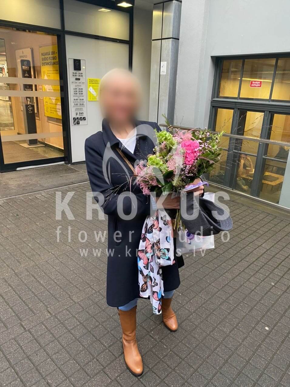 Deliver flowers to Rīga (limoniumastilbeviburnumhydrangeassalalastrantia)