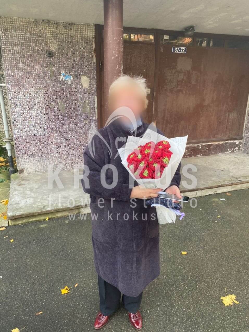 Deliver flowers to Rīga (peony rosesred roses)