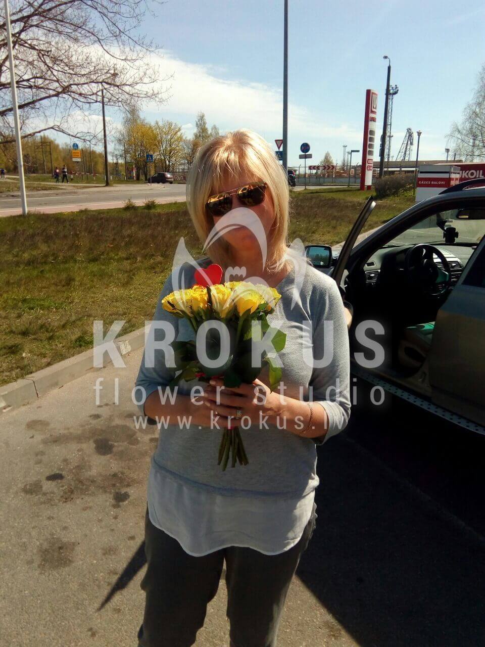 Доставка цветов в город Latvia (желтые розы)