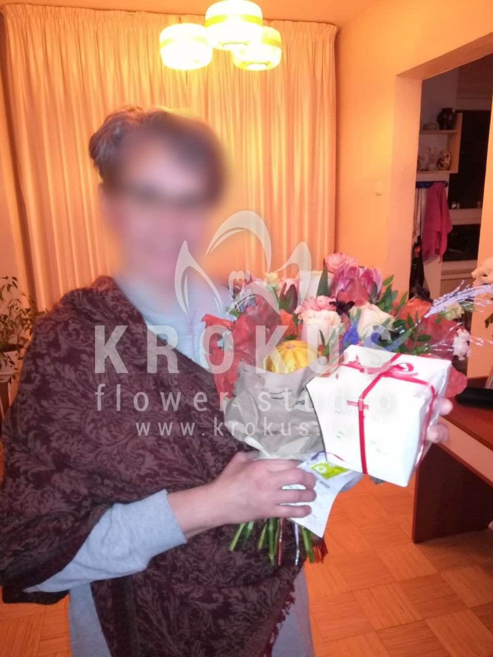 Deliver flowers to Rīga (shrub rosesdecorpumpkinleucospermumhypericumlisianthuses (eustoma))