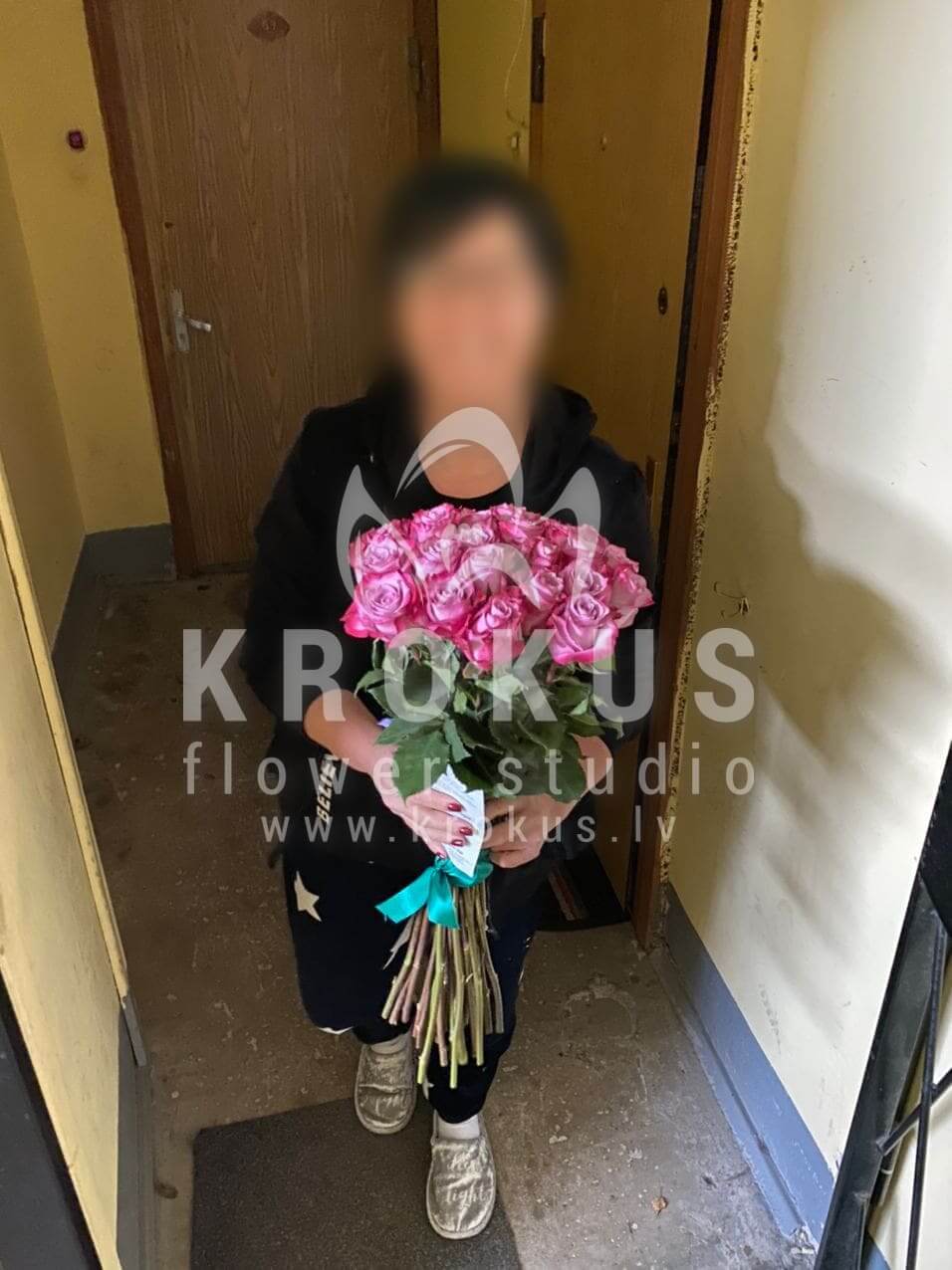 Deliver flowers to Rīga (bicolor roses)