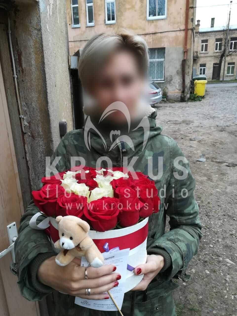 Deliver flowers to Rīga (stylish boxwhite rosesred roses)