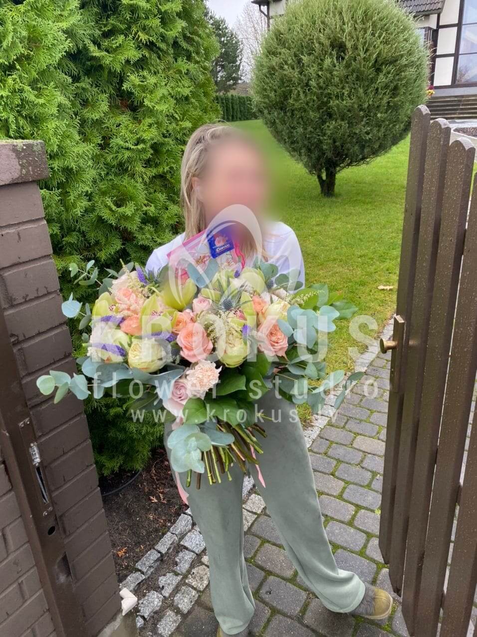 Ziedu piegāde Latvia Priedkalne (pļavas puķeslimonijasolidagolupīnabrunijaorhidejasbaltas rozesveronikapitosporaspeonijaspļavas dzelzenedeivida ostina rozes)