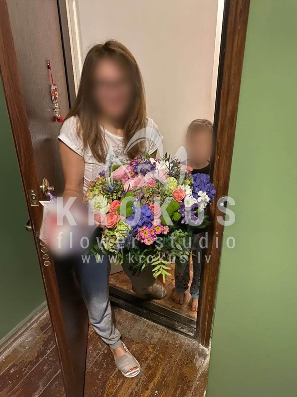 Deliver flowers to Rīga (limoniumclovesgoldenrodveronicaculantrochrysanthemumshydrangeasbicolor rosescheesewood)
